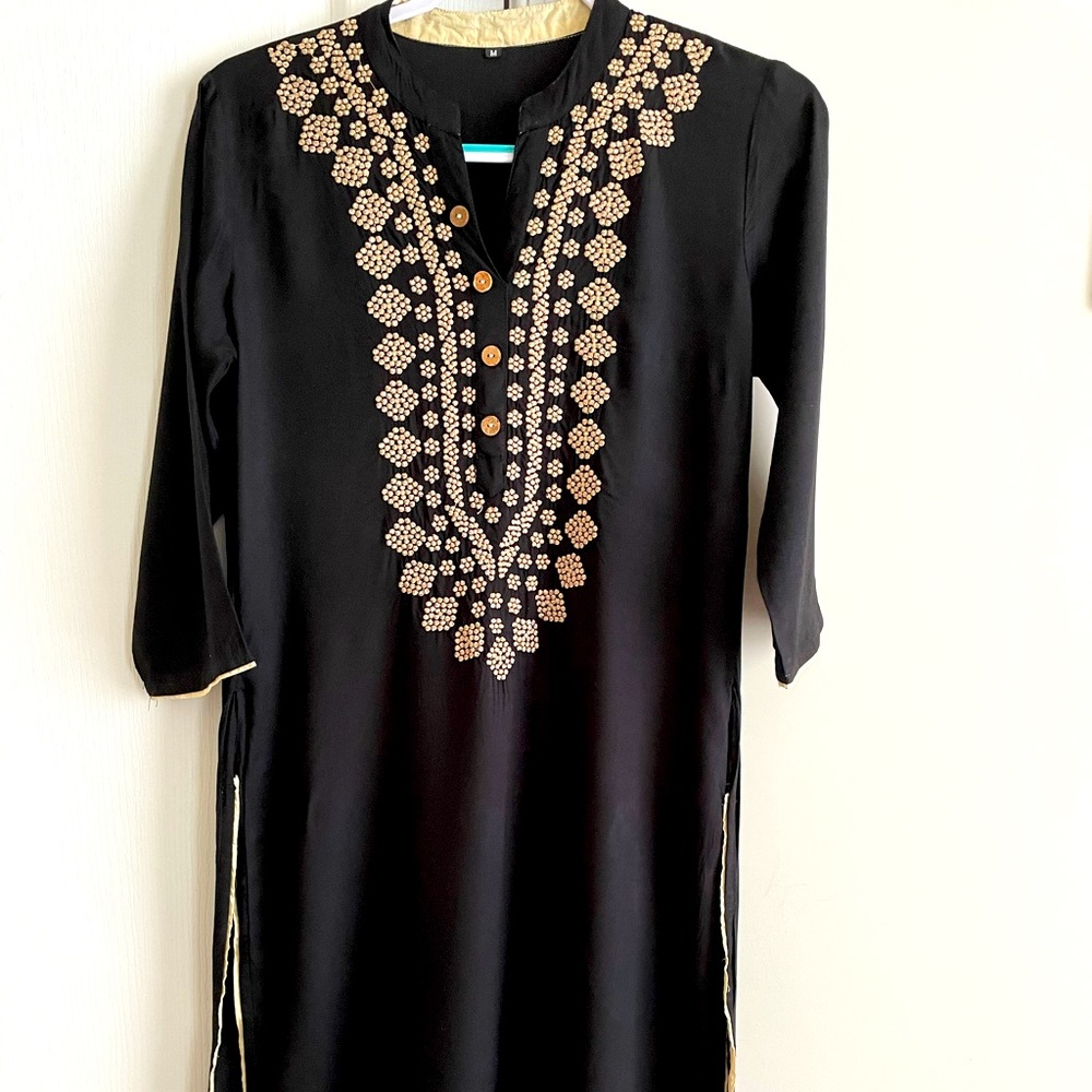 Women’s Tunic top or Kurti Black with tan size M